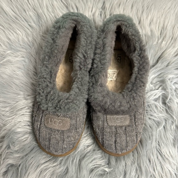 UGG Rylan Gray Cable Knit Sheepskin Slippers Size 6 - Picture 1 of 5